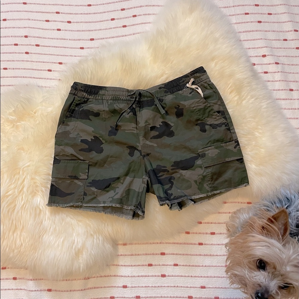 L.T.J. - Cargo short in Camo .Size Large